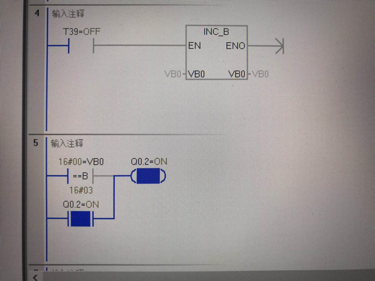 输入电路i01接按钮开关的常闭触点i01指示灯亮但是在对应的梯形图中却