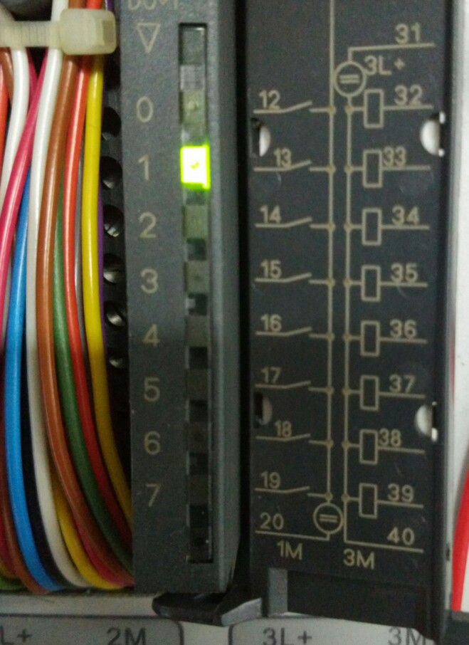 S7-300  PLC 面板上的订货号;以及接线示意图;在面板上的一些符号是什么意思怎么看懂它?
